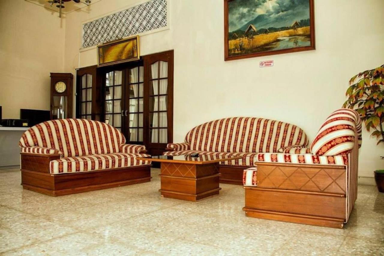 Kartika Syariah Guest House Surakarta  Exterior photo