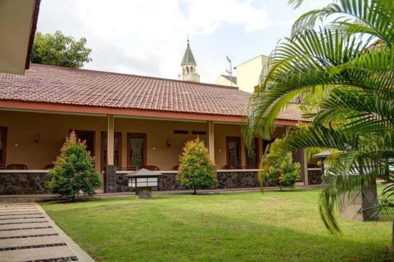Kartika Syariah Guest House Surakarta  Exterior photo