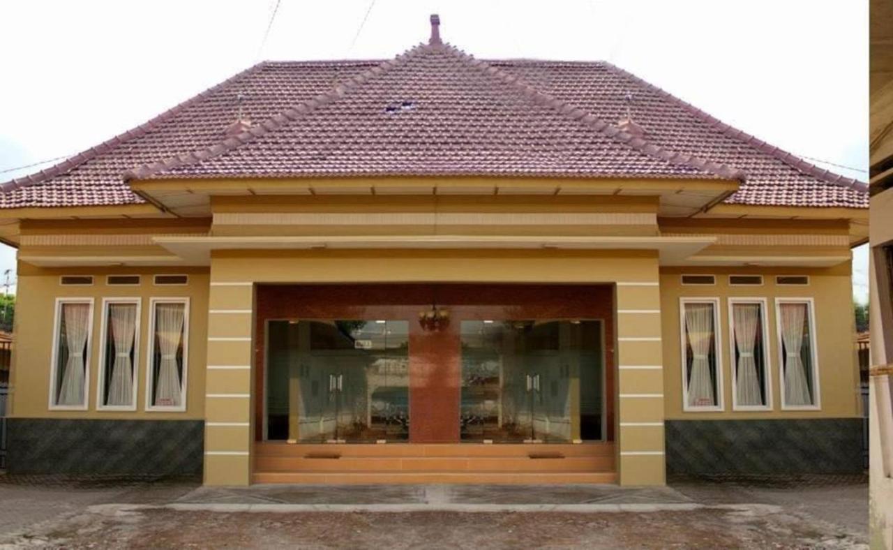 Kartika Syariah Guest House Surakarta  Exterior photo