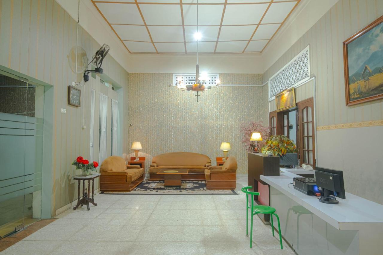 Kartika Syariah Guest House Surakarta  Exterior photo