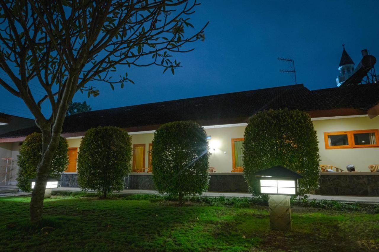 Kartika Syariah Guest House Surakarta  Exterior photo