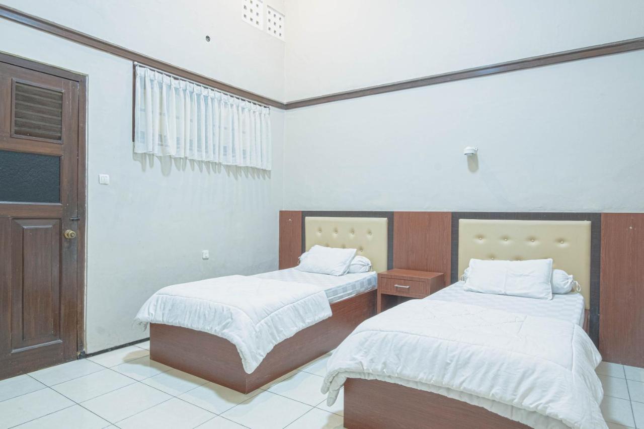 Kartika Syariah Guest House Surakarta  Exterior photo