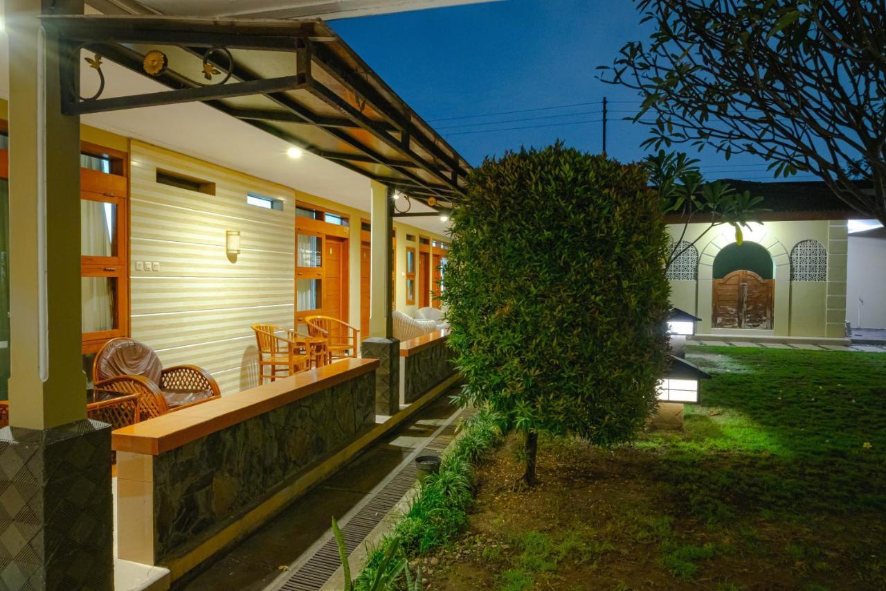 Kartika Syariah Guest House Surakarta  Exterior photo