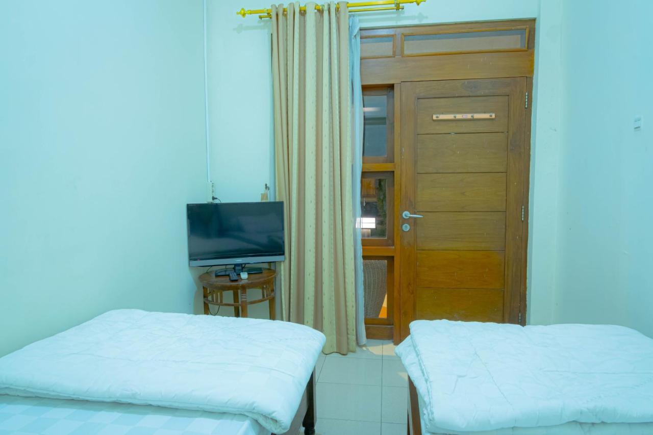 Kartika Syariah Guest House Surakarta  Exterior photo